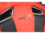 専用設計のHonda TYPE Rシートは、胸郭や大腿部をサポートするワイヤを設け、大きな「面」を作り出すことで高速旋回時の横Gや制動時の前Gからドライバーを効果的にサポートします。