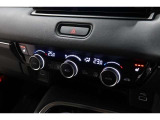 運転席と助手席の温度設定の変更が可能な左右独立タイプのデュアルエアコンです♪♪♪暑がりな人・寒がりな人も誰もが車内を快適にお過ごしいただけます♪♪♪