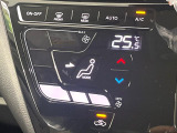 【オートエアコン】一度お好みの温度に設定すれば、車内の温度を検知し風量や温度を自動で調整。暑い&hellip;寒い&hellip;と何度もスイッチ操作をする必要はありません。快適な車内空間には必須の機能ですね♪