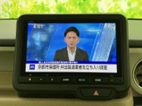 停車中には、テレビや映像コンテンツをお楽しみいただけます。長距離移動や休憩時に、リラックスした時間をお過ごしください。※安全のため、走行中の視聴はできません。