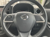 握りやすいステアリング形状で、長時間の運転でも疲れにくい設計です。操作性にも優れ、快適なドライビングをサポートします。