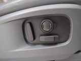 ◆パワーシート『電動パワーシートですので運転中のシート調節も安全に行えます。微調整も可能ですのであなただけのドライビングポジションを実現します。』