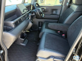 すわり心地の良い運転席・助手席です。長時間のドライブの疲れ軽減に貢献します。どうぞ快適なドライブを♪
