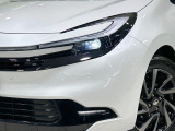 【LEDヘッドライト】悪天候や夜間走行時も良好な視界を確保し安心して運転できる高輝度LEDヘッドライトを装備!点灯速度が早く、消費電力も抑えられています。