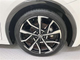 純正のアルミホイール装着。タイヤサイズは195/50R19