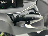 操作しやすい位置に配置されたウインカーレバー。スムーズな操作で、安全な車線変更をサポートします。使いやすさを追求した設計です。