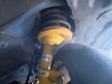 【ビルシュタイン製ダンパー】高速走行時の車両安定性を向上させてくれる人気の装備。街乗りの乗り心地も犠牲にせず、スポーティな走行をお楽しみいただけます♪
