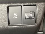 ハンドルの右側にはヘットライトリベライザーとVSA(ABS+TCS+横滑り抑制)の解除スイッチがついています。ヘッドライトリベライザーは道路状況や積荷の加重に応じてライトの高さを調節できます。