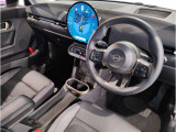 MINIの内装はとにかく『円』に拘ったデザインコンセプトが一目で伝わってきます。これほど円形に拘った車は他に御座いません。伝統のデザイン、トグルスイッチなど遊び心のある内装で御座います。