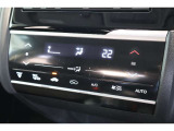 オートエアコンが装備されています!お好みの温度設定をするだけでエアコンの風量やモードの切り替えを自動でコントロールしてくれます!ユーザーの操作が少なく燃費走行にもつながります!