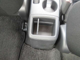 運転席と助手席の間には小物入れがあります。