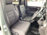 厚みのあるシートは乗用車同等のフレームを使用し、疲れを軽減してくれます。