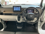 【前方視界】開放的な前方視界!運転がしやすく疲れにくいです♪窓が大きく、見通しがとっても良いおクルマですよ♪