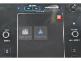 Apple CarPlay/Android Autoに対応しスマートフォンにインストールされているアプリを大画面に表示して使用できるほか、音声認識による操作も可能です。