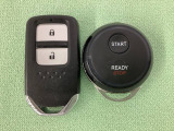 スマートキーを装備しています。鍵を差し込むことなくドアロックの開け閉めと、スタートボタン操作でのエンジンスタートができます。加えて、純正リモコンエンジンスターター用の操作キーもついています。