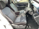 運転席まわりです。実際に座ってみて、乗り心地を体験してみてください,視界も良好です