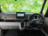 運転席からの視界を補完し、安全なバック操作をサポートします。ガイドライン表示で、距離感も把握しやすい設計です。駐車が苦手な方にもおすすめです。
