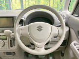 インテリアに合わせたデザインのステアリングは、運転される方のことも考え、運転しやすい形状、大きさです。是非一度、実際に触ってお確かめください。