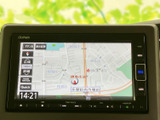 鮮明な地図表示で、道に迷う心配を軽減。スムーズなルート案内で、目的地まで安心してお届けします。交通情報も確認できます。