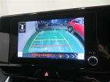 車両後方の映像を映すバックモニター。進路を確認しながら安全に車庫入れできます。