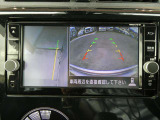 ギアを『R』に入れた後、カメラボタンを押すと、運転席から見えない左側面をナビ画面にうつしてくれるので、幅寄せや縦列駐車がし易くなります。