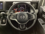 ハンドルにHondaセンシング系のクルーズコントロールやレーンキープアシストなどのスイッチと、オーディオの操作スイッチが装備されています。ハンドルから手を離さず安全に操作できます。