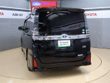 ハッチバックなので、バックドアは上に開きます♪大きな荷物の出し入れがしやすくなります。便利ですよ♪