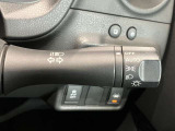 車外の明るさに応じでライトを点灯、消灯してくれるオートライト機能です☆お天気の良い昼間のトンネル走行などオートにしてると便利で安心です☆エンジン停止時にライトの消し忘れも無くなります☆