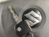 【キーレス】少し離れた場所からでもボタン一つでドアの開錠・施錠ができるのでとっても便利!ドアの鍵穴周りに傷をつけることもありません♪