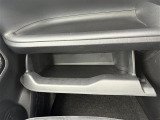 【グローブボックス】大容量のグローブボックスです!!車検証ケース他、日頃使う小物類の収納スペースもたくさんあります!