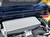 【STIタワーバー】お車の剛性を高めるタワーバーを装備。よりスムーズなコーナリング走行が可能となり、走りも楽しめます。