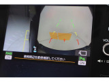 サイドビュー表示 黄色のガイドラインは車体からの距離約30cm、車両先端、ホイールセンターの位置を示しドライバーをアシストします。