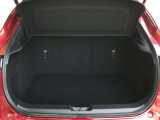 目隠しとなるトノカバーを備えた安心の荷室空間。外から荷物が見えないためプライバシーや防犯面でも安心です。6:4分割可倒式シートを採用し、荷物の大きさや乗員に合わせて柔軟にアレンジできます。