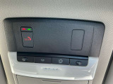 緊急時や危険を感じた時、SOSコールスイッチを押すと専門のオペレーターに繋がり警察や消防への連携をサポート。事故発生時には、エアバック展開時と連動して自動通報します。