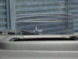 運転視界の遠方上方に虚像を投影することで前を見ながら情報の視認ができます。本当にドライバーが必要な情報を適切に伝え、楽しんで頂くことを考えた新世代装備です。