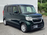 狭い駐車場でも、スライドドアならチャイルドシートへのお子さまの乗降や荷物の積載もスムーズ。とても便利な【両側電動スライドドア】ドアハンドを少し引くだけでリアドアが自動開閉します。
