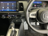 スマートフォンなどの充電に便利なUSBジャック。運転席からも助手席からも使いやすいです。