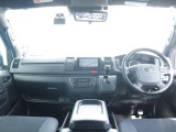 運転席回りはダークプライムⅡ仕様に! 黒木目マホガニー調がカッコ良いです!