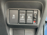 運転席右側に電動スライドドアのスイッチと横滑り防止【VSA】のスイッチがついています。
