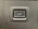 パワーリフトゲートは運転席とリフトゲート側、さらにアドバンストキーでも開閉が可能!開度は無段階にメモリー設定もできます。ゲート内側にタッチセンサーを配置し、手などを挟み込む危険を低減します。