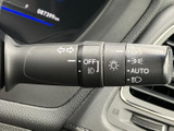 操作しやすい位置に配置されたレバー。スムーズな操作で、安全な車線変更をサポートします。直感的に操作できるのが魅力です。