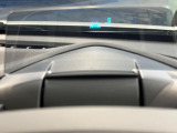 【ヘッドアップディスプレイ】現在の速度や走行情報をデジタル表示で運転席前方のガラスに投影!運転中、目線をずらさず必要な情報を確認できるのでとっても便利で安心!