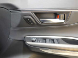 運転席シートポジションメモリーでスイッチを押すだけでシートが設定したポジションに動くので便利です!