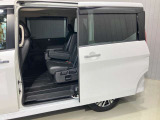 【両側オートスライドドア】子供を乗せたりするのにも隣の車を気にせずストレスフリー★雨の日などはリモコンキーからドアの開閉ができてとても便利な両側オートスライドドア★