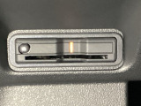 ハンドルの左下にETCがついています。高速道路の料金所の通過も楽々です。 カードの取り出しもしやすい場所についています。