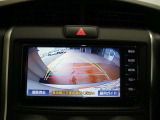 バックガイドモニターで、後方を確認しながら安心して駐車することができます。運転初心者も熟練者も必須の機能ですよ!