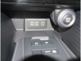 お車のキーはスマートキーです。キーを身につけた状態で車に近づき、ドアロックの解錠や施錠操作が出来ます。雨の日など両手がふさがっている時など、とっても便利ですね。