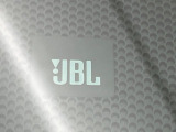 【JBLサウンドシステム】メーカーオプションの高品位サウンドシステムを搭載。専用のチューニングが施された大小様々なスピーカーから良質なサウンドが奏でられ、臨場感あふれる音響空間を演出します。