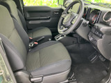 運転席からの視界は良好。操作しやすい配置で、快適なドライビングをサポートします。落ち着いた空間です。