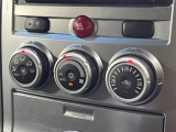 【オートエアコン】一度お好みの温度に設定すれば、車内の温度を検知し風量や温度を自動で調整。暑い&hellip;寒い&hellip;と何度もスイッチ操作をする必要はありません。快適な車内空間には必須の機能ですね♪